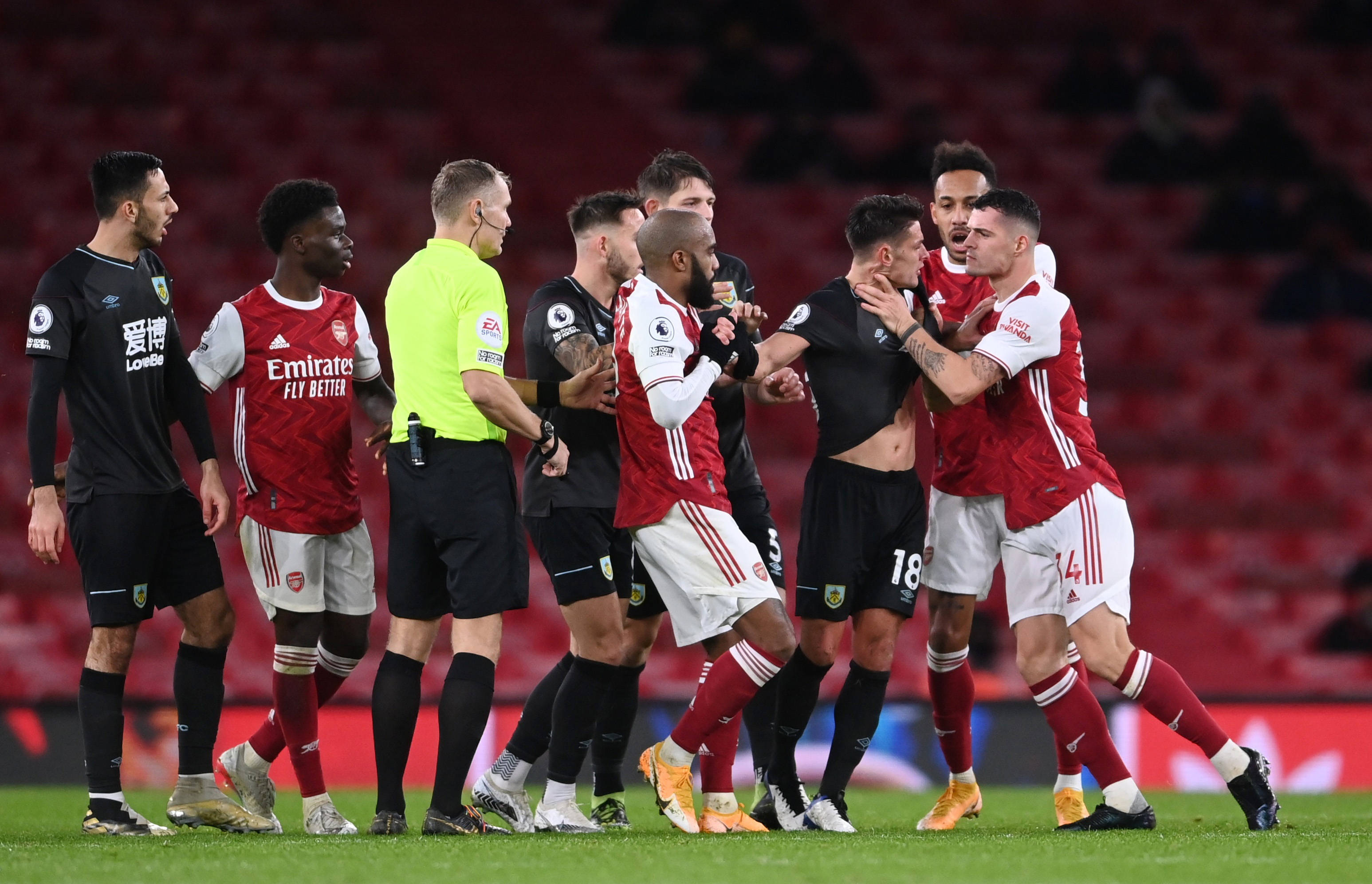 替补席上 替补席上